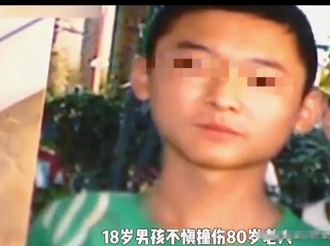 北京丰台，18岁小伙骑电瓶车撞倒80岁老太，致多处骨折，需3万医疗费。其母怒扇他