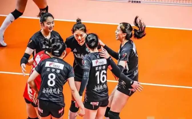 女排联赛，福建队3：0战胜上海全华班，庄宇珊郑益昕黄凤张婧表现出色。小彩娃坦达娜