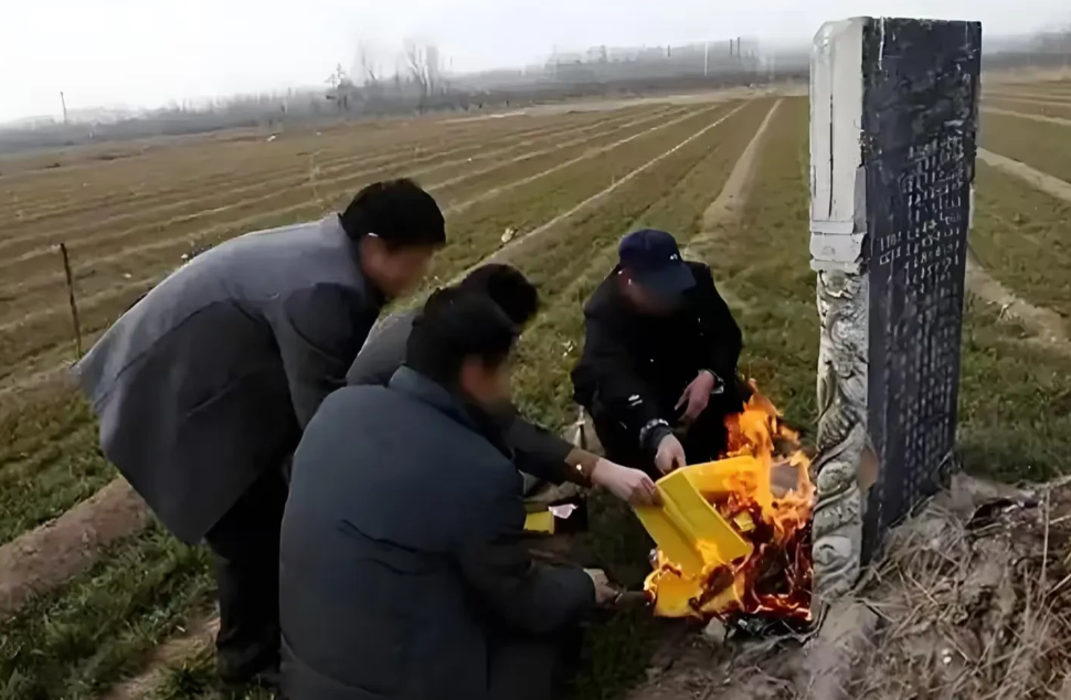 这是缺德！甘肃天水，一男子回家祭祖，发现祖父的坟被人推平，遗骨被扔的七零八落，男