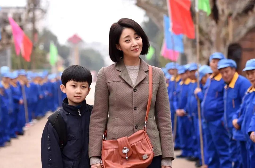 2015年，《鸡毛飞上天》的导演邀请殷桃演女主角，可没想到，殷桃却说：“我要带个