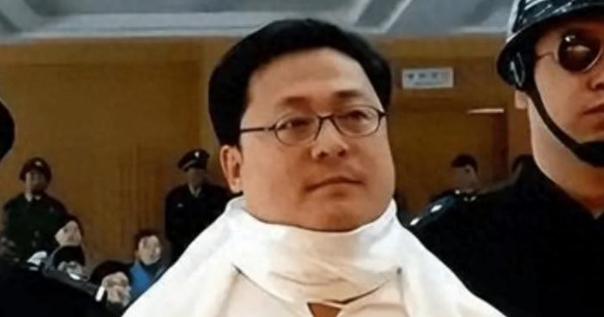 2006年，身价500亿的袁宝璟被押到殡仪馆，

接受死刑时他一脸不服

令人费