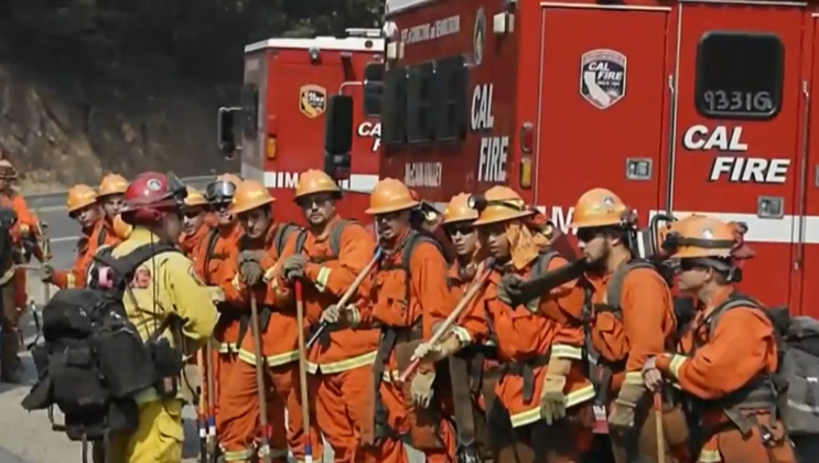 美国开始用囚犯灭火了，提供了三个福利。

900人的囚犯灭火队，已经奔赴洛杉矶灭