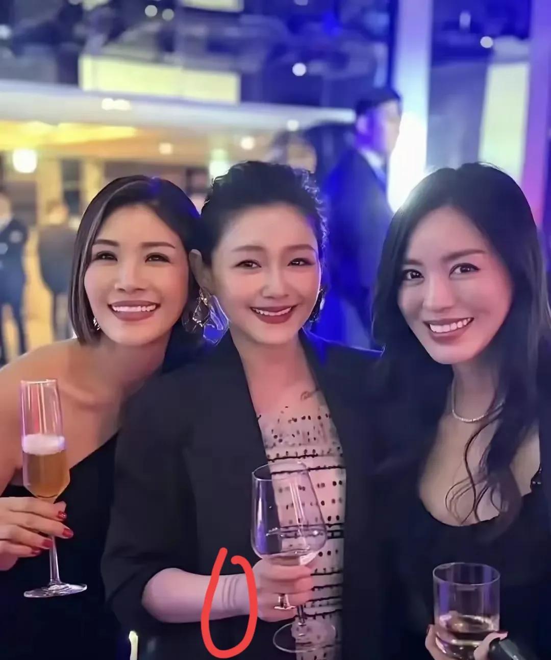 现在回头看看大S最后一次在大众面前的亮相，发现了一个让人扎心的事实。
那就是大S