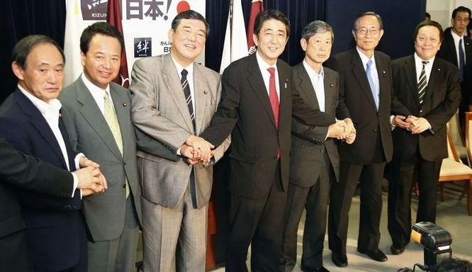 石破茂这人啊，新当上日本首相，其实他家里背景挺强的，他老爸以前也是大官，所以他也