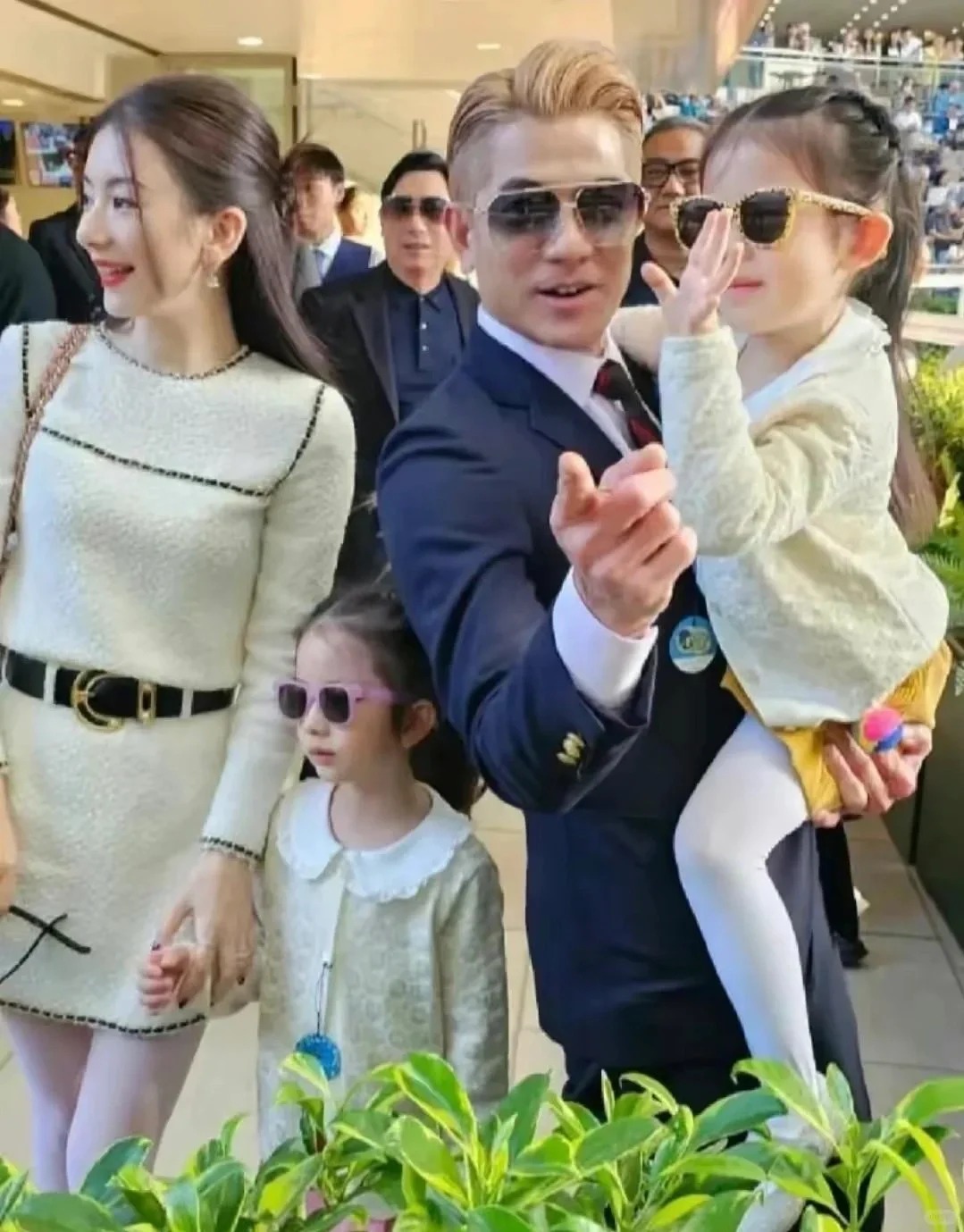 郭富城送娃上学，原来天王的孩子上这个学校
之前有人拍到郭富城妻子方媛接送女儿上学