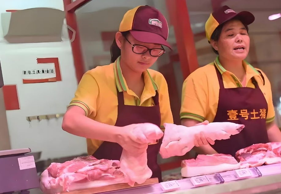 大学生选择卖猪肉，找工作有多困难