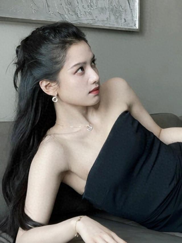 张婧仪黑色抹胸裙好身材展露无遗