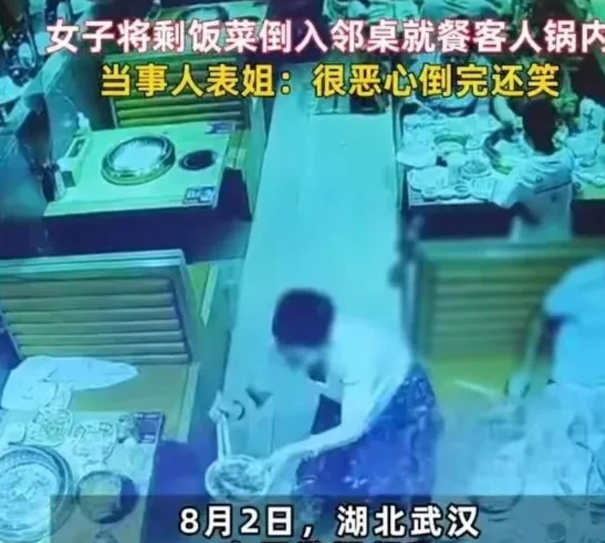 湖北武汉，一女子去吃自助餐时，因为拿的太多吃不下，便趁着邻桌女子取餐之际，将剩菜