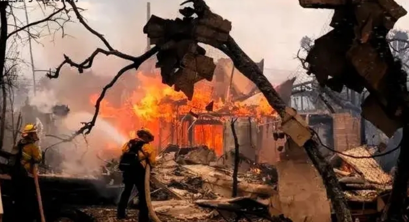 “洛杉矶大火都怪中国人！”
最近美国媒体兴起一个论调，洛杉矶大火的祸根就是中国人