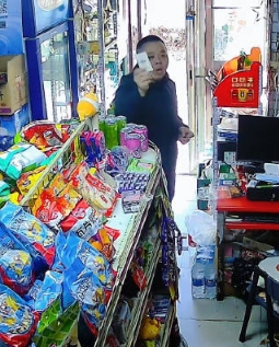 11月，超市老板娘忘记锁门，第2天微信提示到账15元！老板娘有点懵，打开监控一看