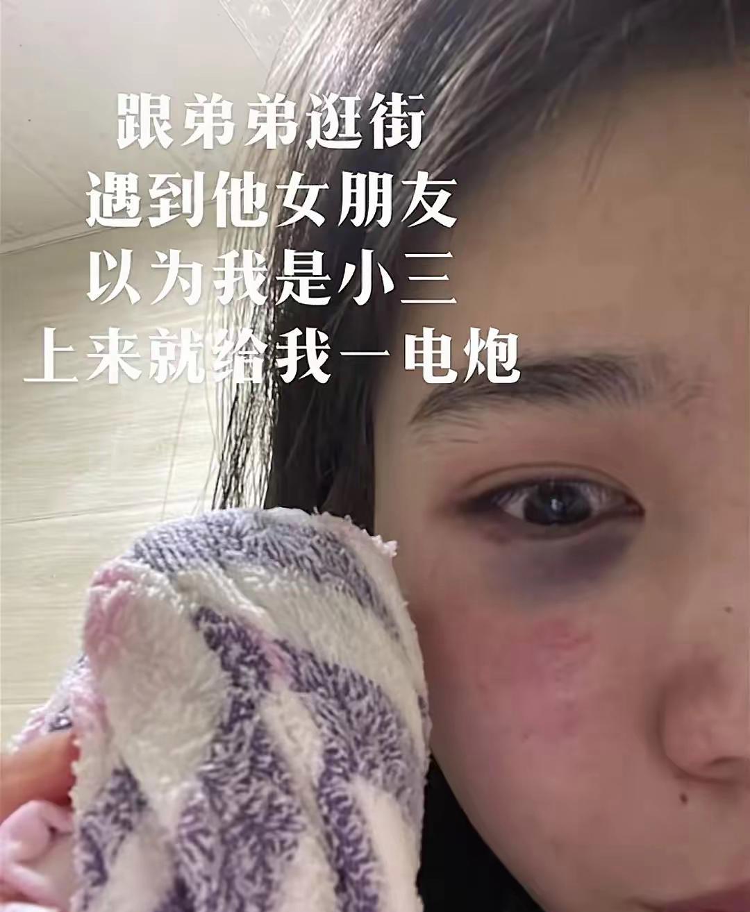 笑死个人！女子跟弟弟一起逛街，被他女朋友误会，上来就一电炮！