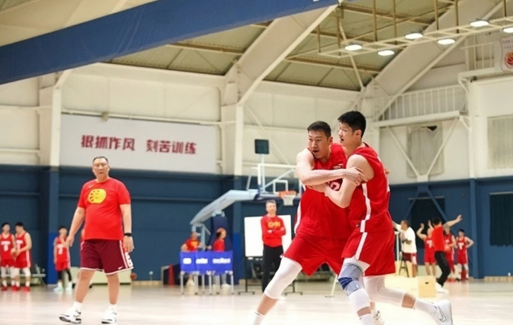 中国男篮对球员实行严格管理，据媒体人付政浩透露，新一期的中国男篮实现更加严格管理