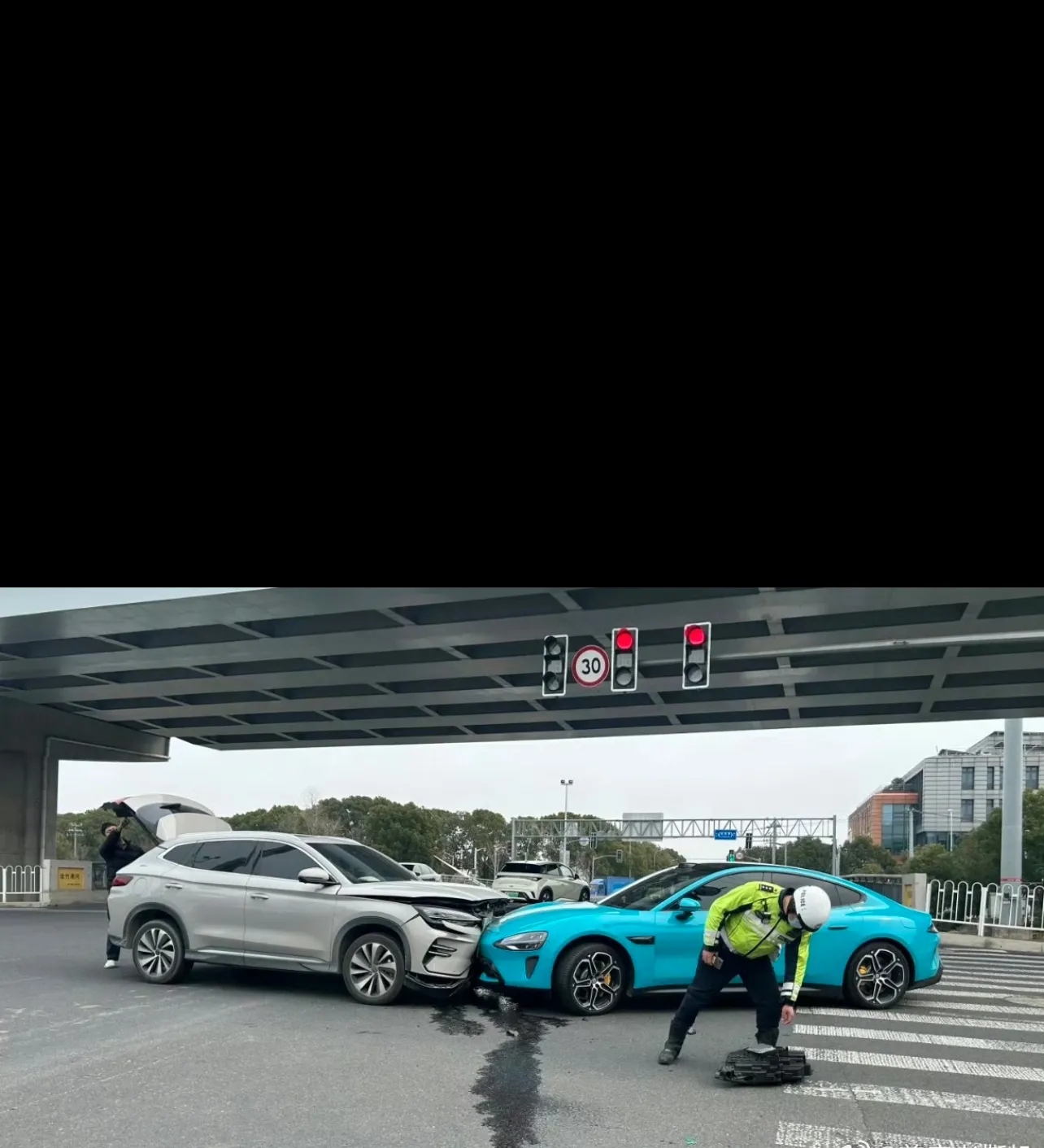 这次是小米SU7车头对撞SUV！

真硬具象化了？