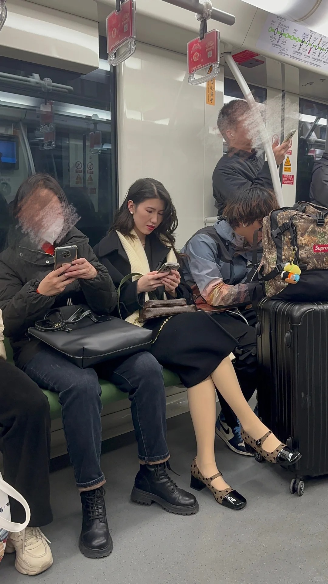 怎么办啊地铁上碰到氛围感美女
这种类型是真的喜欢！！要不要冲