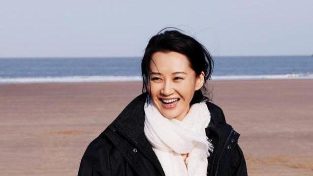“风流成性、老少通吃”，54岁风韵犹存的许晴，真是越老越火辣