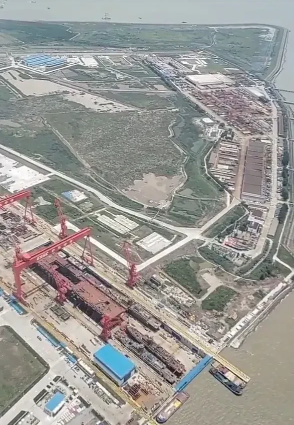 大平板建造进度更新，外观看似乎进展不大啊！

老三试航三次，军迷们就心不在焉了，