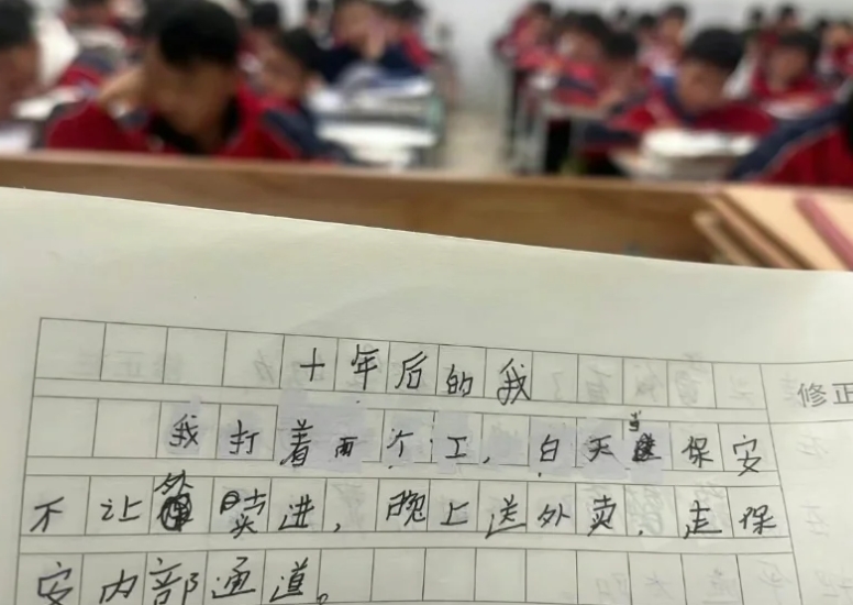 成年人的崩溃只在一瞬间，平时父慈子孝，一写作业，鸡飞狗跳，

家长们辅导作业的破