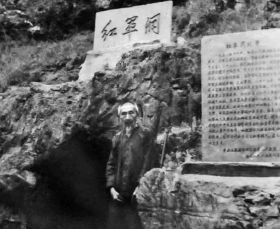 1934年，1名受伤小红军，藏在山洞，谁料，被当地民团堵住。民团头子嘿嘿冷笑，从