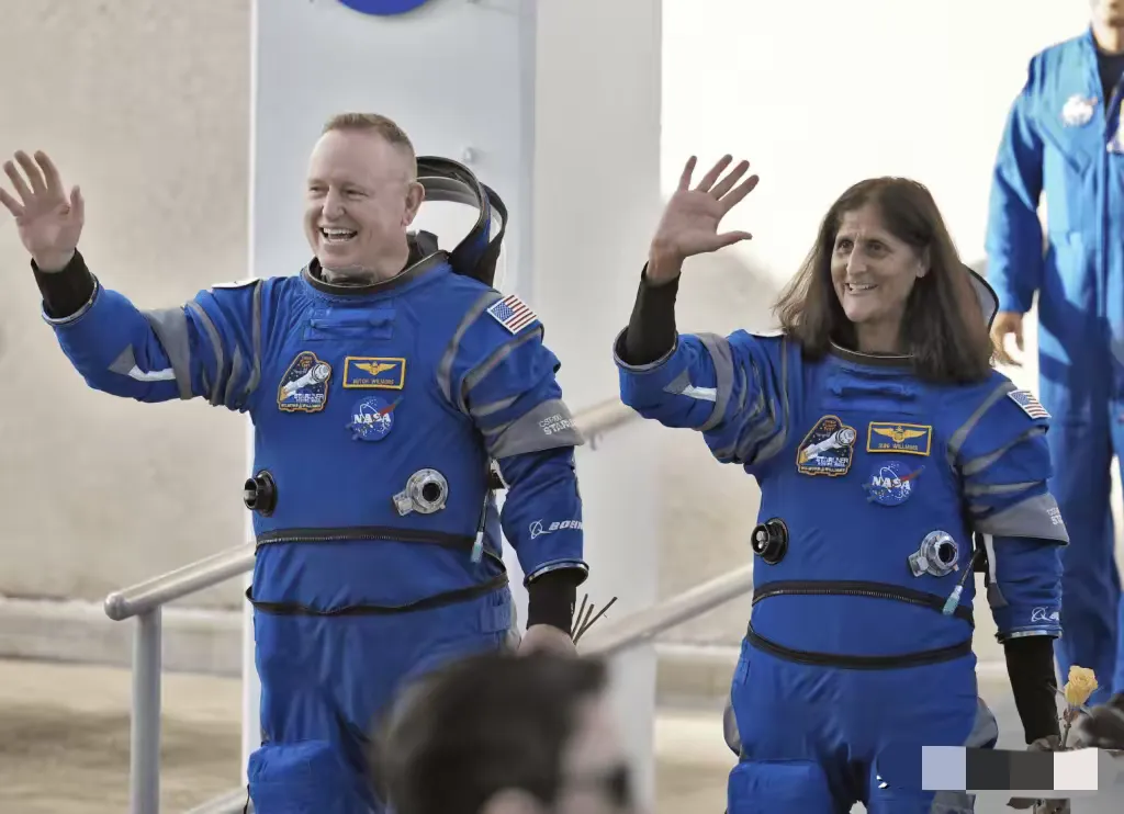 太离谱了！太疯狂！
美国航天局NASA竟然宣布，太空中遇到麻烦的两名宇航员，他们