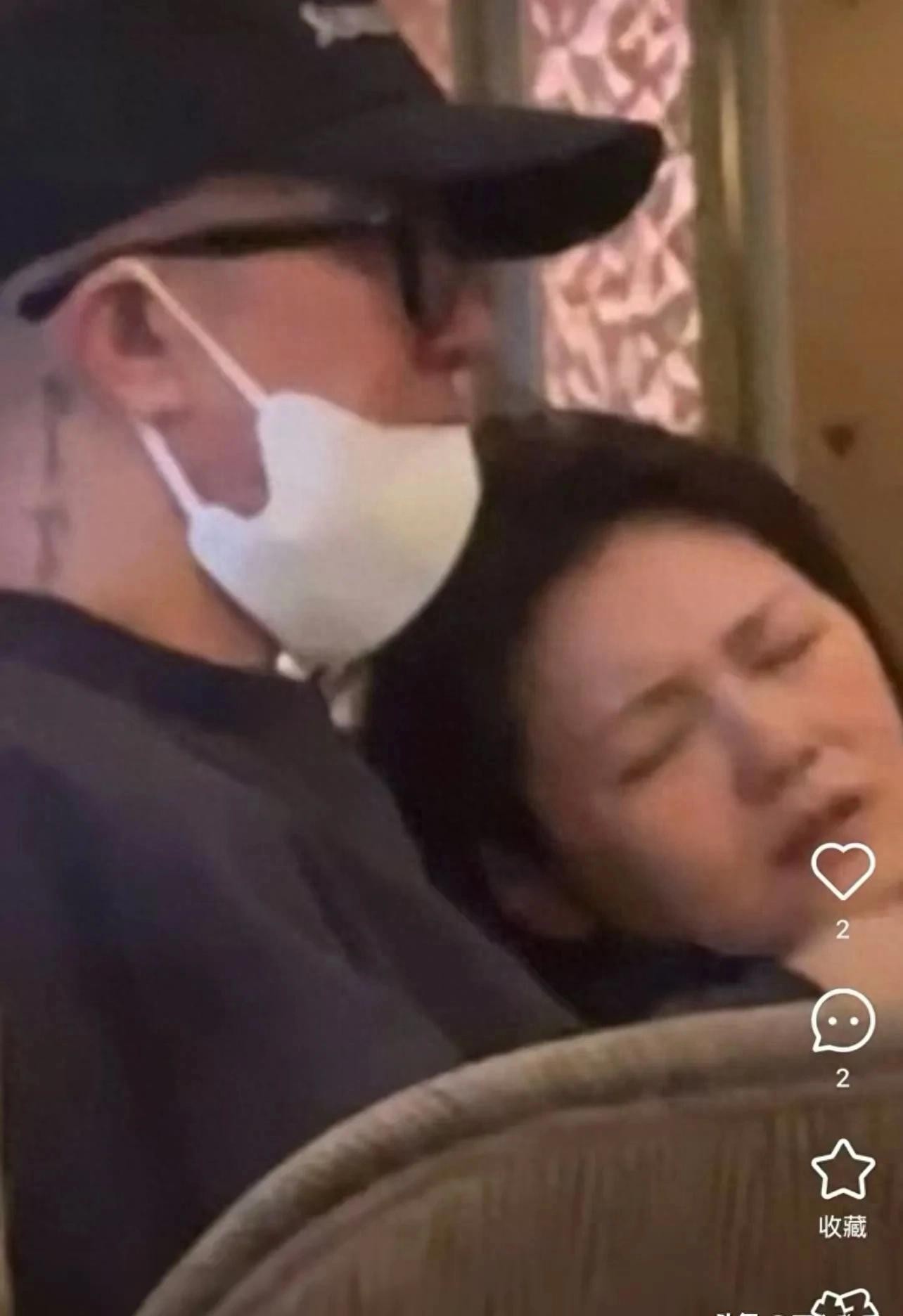  日本司机拍到的照片，那画面……真的让人心疼。大S脸色苍白，脸肿得厉害，虚弱地靠