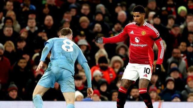 3-0！2-2！足坛疯狂一夜，皇马完胜，两大豪门翻车，曼联又输了！