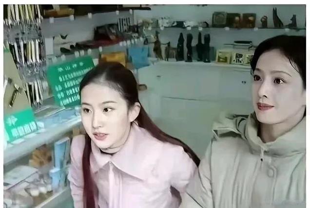 天呐，刘亦菲已经够美了，可是和妈妈相比，还是稍逊一筹。
怎么可以这么美啊！大家