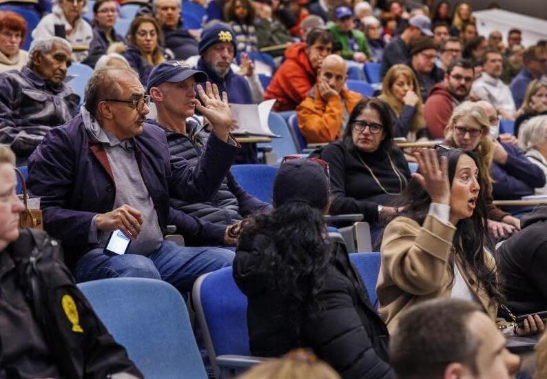 昨晚，在洛杉矶的同学说，没办法了，必须要回来了。他吐槽说，洛杉矶的废墟清理工作至