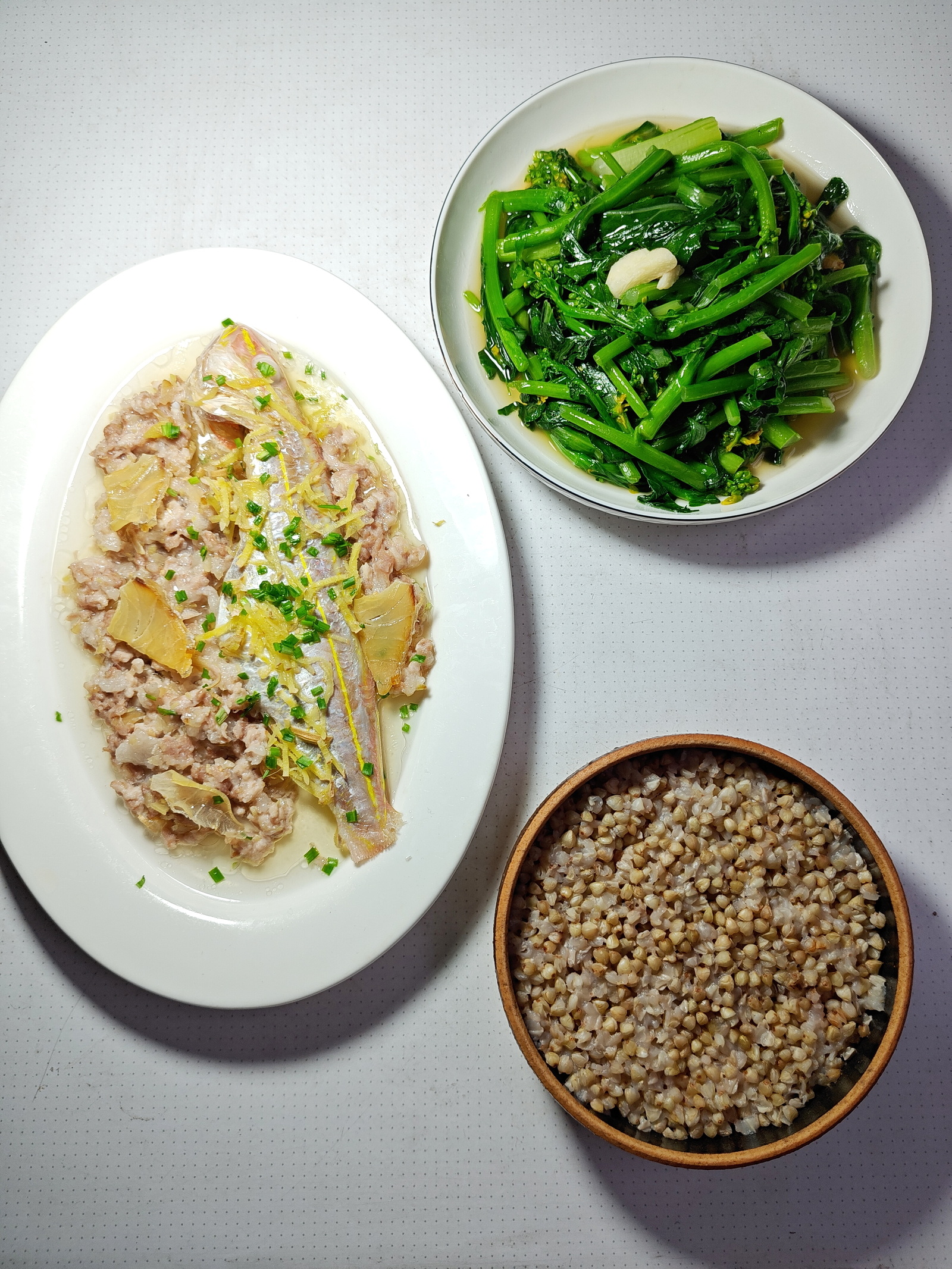 晚饭，咸鲜红衫鱼和咸鱼肉饼合蒸，猪油蒜头炒横丫菜心。肉饼比鱼好，菜心却更胜之，满