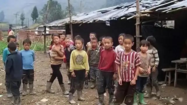 广西90后夫妻住在深山，不懂避孕妻子13年生10娃，30岁老的像40岁