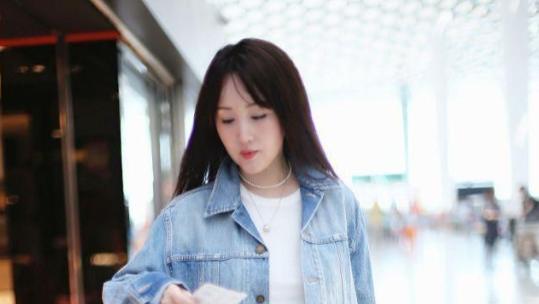 杨钰莹带火了一种新穿法：牛仔外套+短裤+小白靴，洋气又减龄