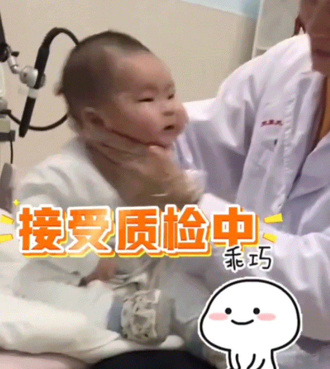 一宝妈带着斜颈宝宝去医院做治疗，没成想宝宝在医生手里，任由医生如何“揉捏”宝宝，