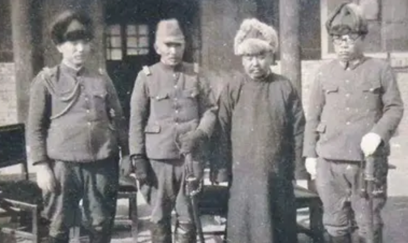 1939年3月，抗联第八军军长谢文东向日军投降的照片。成了抗联八位军长中二位叛徒