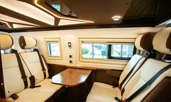 这样的福特房车真实用！6座设计能代替MPV，还有双人大床和厕所