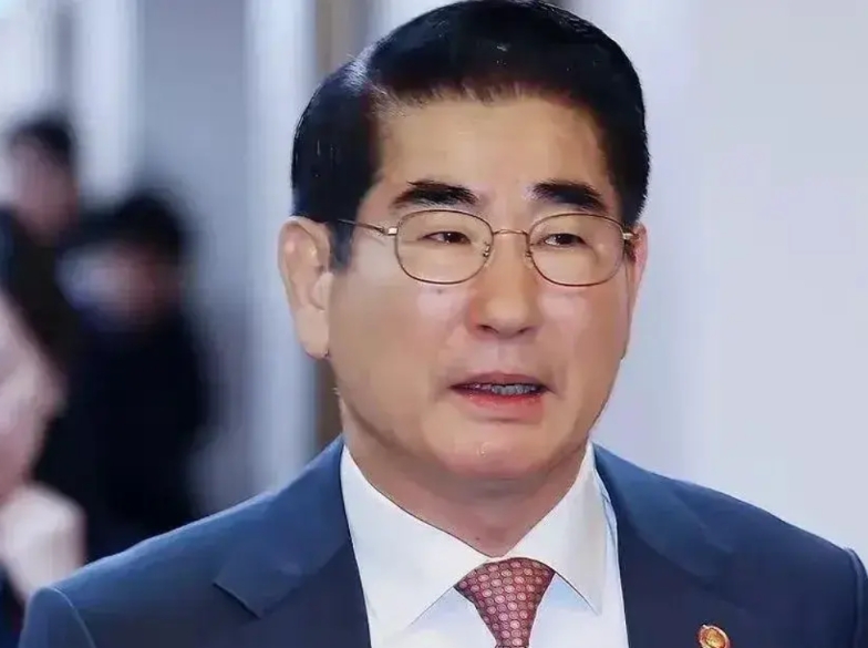 金显龙已被逮捕，尹锡悦开始瑟瑟发抖了吧！
前天因戒严令而辞职的韩国前国防部长金显