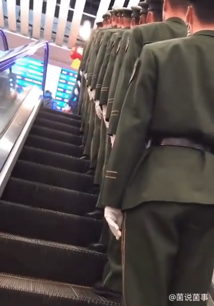 中国军人，走到哪里都是靓丽风景！
每天一个赞，送给中国军人。 [点赞][点赞] 