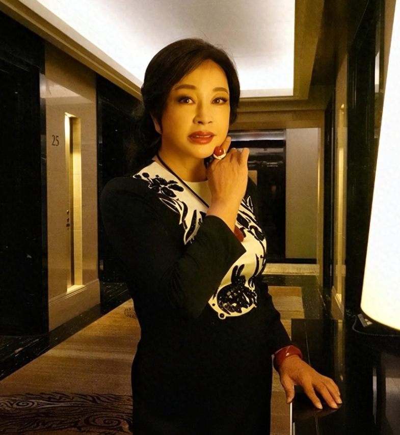 娱乐圈两大传奇，张纪中和刘晓庆，一个老当益壮，73岁高龄喜得四胎；另一个，尽管年