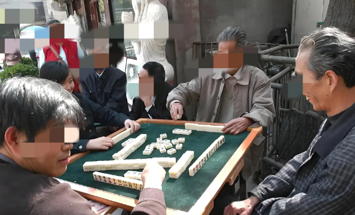 并不是谁死谁就有理！陕西，一退休大爷在67岁大妈开的店里打麻将，突然倒在地上，大