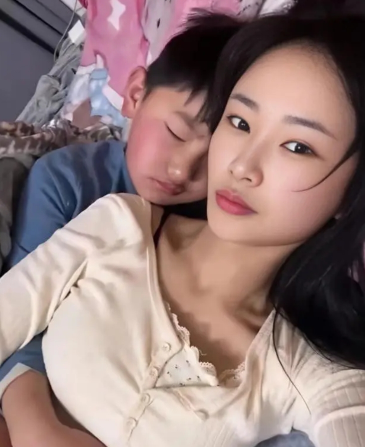 儿大避母，这孩子该自己睡了吧