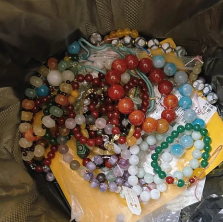 心都寒透，谁懂！这些手串我全扔垃圾桶了。是你花了大价钱买的，曾经被我棒在手里的手