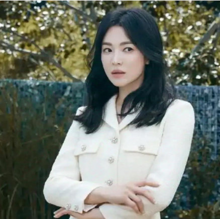 出大事儿啦！
出大事儿啦！
宋慧乔新片被韩国网友疯狂抵制，
这背后的事儿可太劲爆