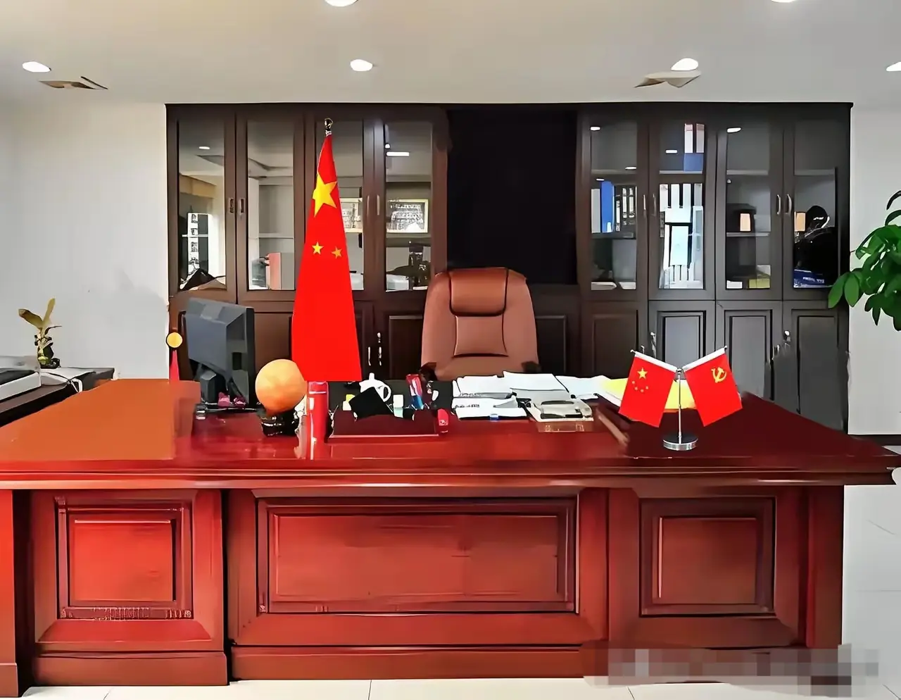 某地级市市长公室
