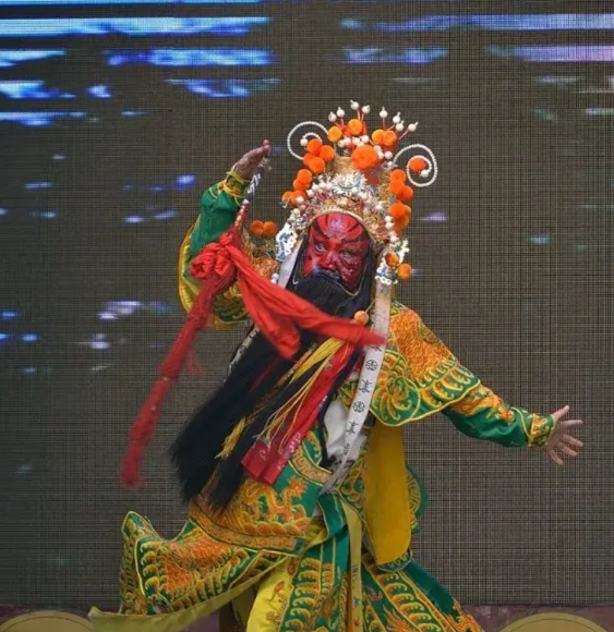 有人说，安万有一个致命的问题！就是剧团158人，演出费用至少加大3倍，一般雇主都