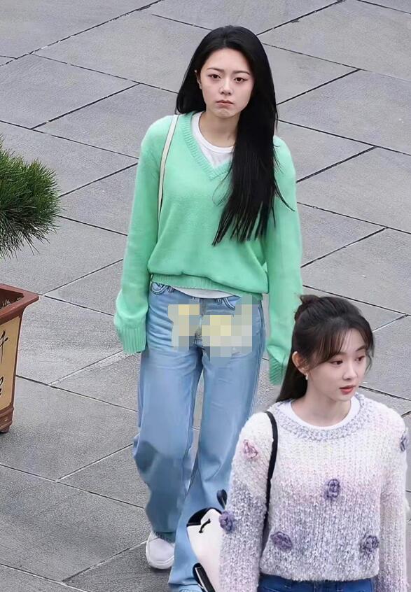 这女配妆造超越女主了？

观众们发现，剧中女配不仅服装造型抢眼，就连妆容细节都处