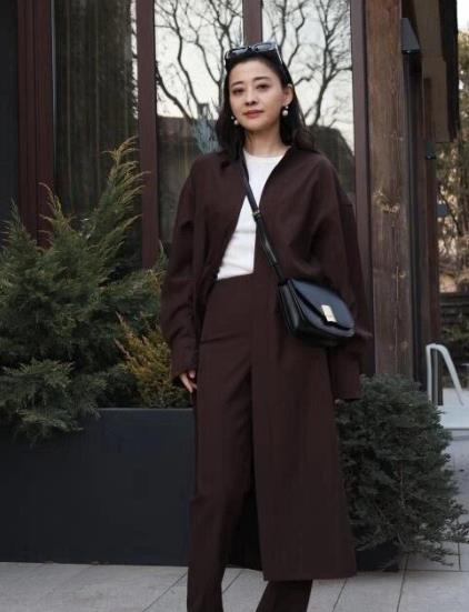 梅婷从出道起就凭借独特魅力在演艺圈发光，众多经典角色深入人心。近期现身，她身着棕
