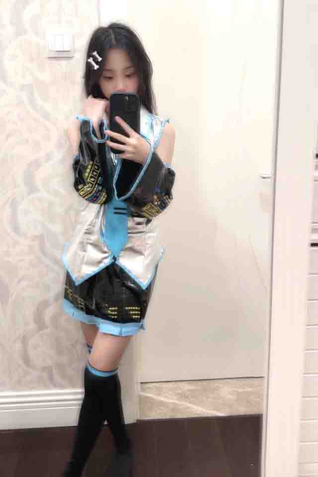 #甜馨cos初音未来造型#贾乃亮女儿甜馨长大了，COS初音未来，发文“不会戴假发