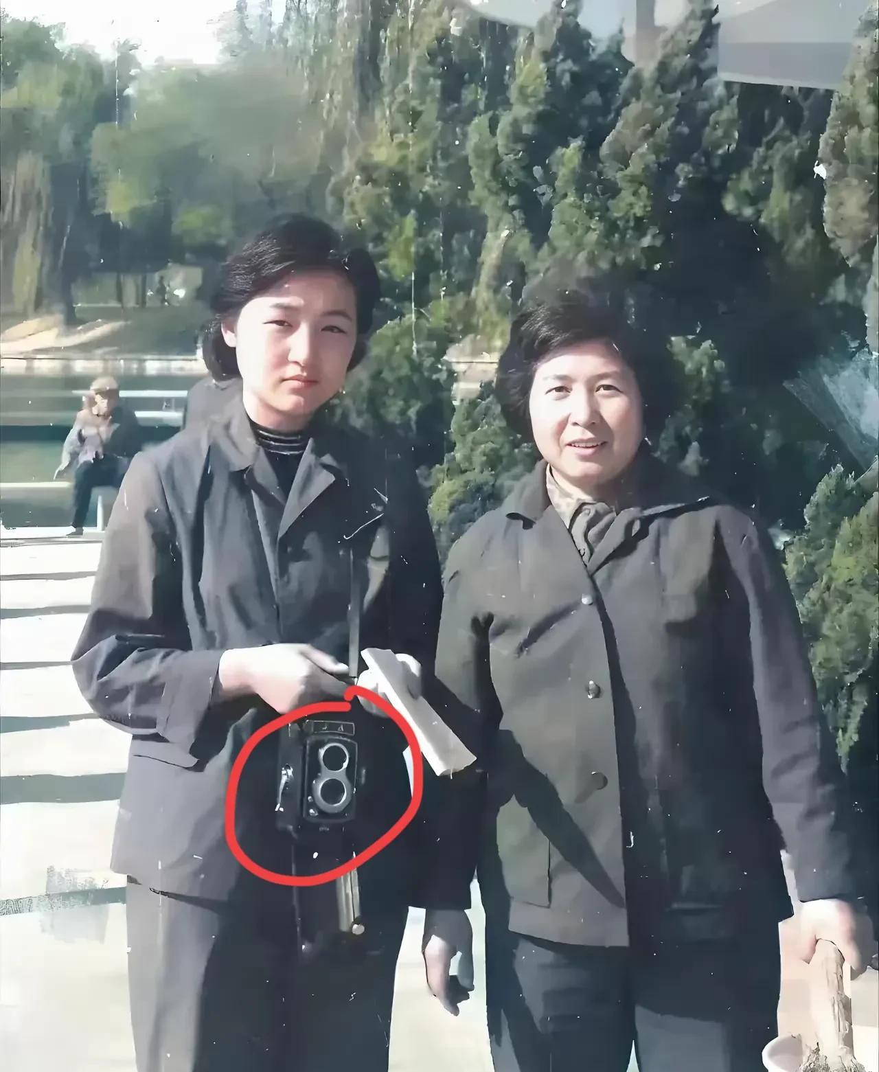 这不是母女，更不是什么干部家庭，这中年妇女手里拿着扫把和水桶，可能是某个单位的工