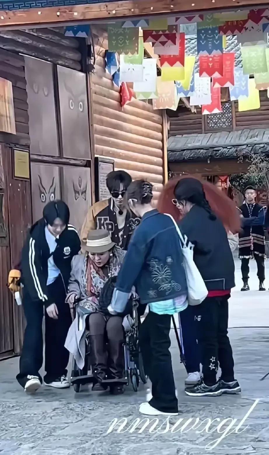 一路繁华，感觉向太是最拉风的人啊，
先看她一出行，一行人前呼后拥的推着轮椅，就像