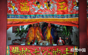 我在沈宅看到了和我一模一样的女孩，正在用针线缝合着自己脱落的血肉，没来得及捂嘴，她转头死盯着我。。。