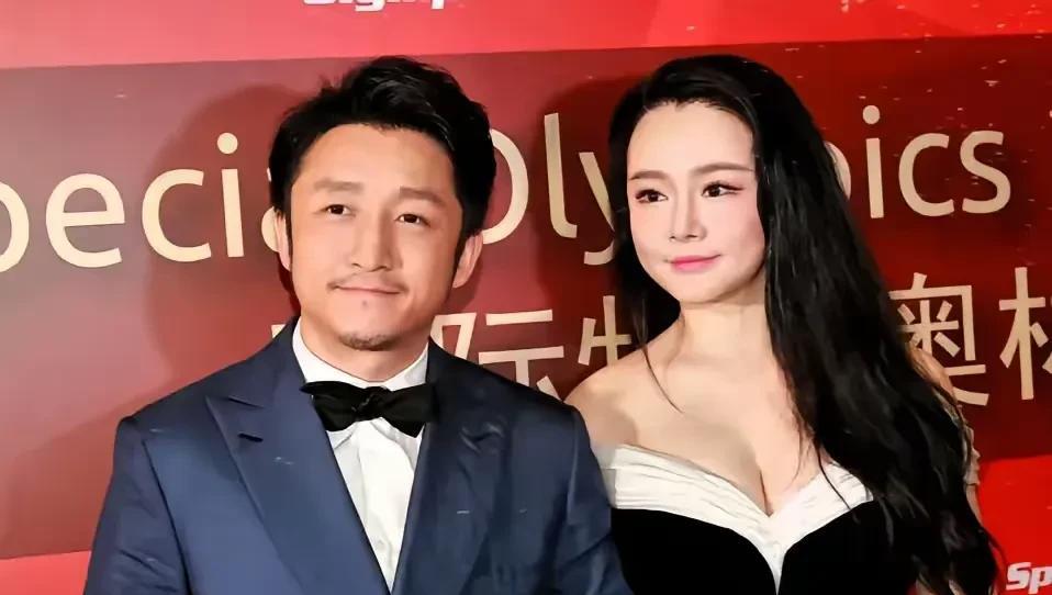 邹市明的困境源于家庭背景和选择。冉莹颖来自单亲家庭，个子不高，条件普通，而邹市明