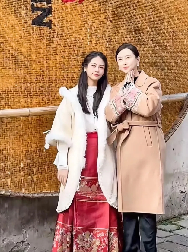 我滴妈哟，一转眼翁虹的女儿都长这么大了，这女儿遗传了父母的优质基因，光身材就能迷
